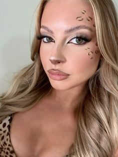 Cheetah Face Makeup Halloween, Jaguar Costume Women, Cat Makeup Costume, Leopard Costume Women Makeup, Halloween Costumes Animals Women, Leapord Costume Halloween, Leopard Couple Costume, Leopard Costume Aesthetic, Leapord Costumes Women