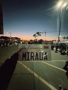 a person holding up a sign that says, i'm going to mirada