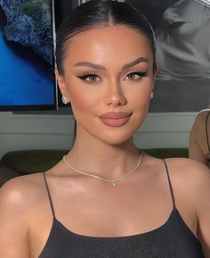 Softglam Makeup Looks, Sharp Makeup Looks, Make Up For Brunettes, Makeup For Date, Soft Glam Prom Makeup, Makeup Forever Lip Liner, Soft Baddie Makeup, Advent Calendar Makeup, Snatched Makeup