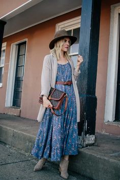 Cozy Meets Romantic: Long Cardigan Over Floral Maxi Dress - Meagan's Moda Dress With Cardigan Outfit, Cardigan Over Dress, Flower Dresses Outfit, Neon Prom Dresses, Below The Knee Dresses, Simple Fall Outfits, Gaun Fashion, Maxi Dress Outfit