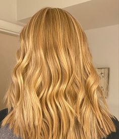 Honey Blonde Hair Highlights, Blonde Hair Highlights, Hair Color Caramel, Gold Blonde, Caramel Hair, Pretty Hair Color, Golden Hair, Blonde Hair With Highlights