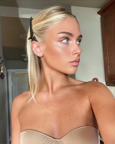 Light Makeup Blonde, Dewy Golden Makeup, Beachy Glowy Makeup, Glowy Clean Girl Makeup, Makeup Inspo Natural Dewy Skin, Tan Glowy Skin, Natural Make Up Blonde, Glowy Light Makeup, Natural Blonde Makeup