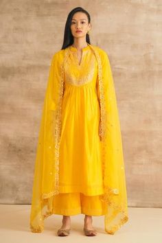 Shop for Sureena Chowdhri Yellow Silk Chanderi Embroidered Mirror Yoke Kurta Set for Women Online at Aza Fashions Sureena Chowdhri, Yellow Suits, Yellow Mirror, Velvet Kurta, Satin Fashion, Latest Dress Design, Royalty Aesthetic, Batik Design, Texture Wall