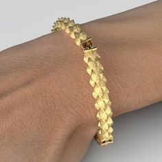 Discover Italian craftsmanship at its finest with our 14k or 18k Gold Desert Dunes Bracelet. Semi-rigid, clasp-free, and made to order in Italy, this exquisite piece features 4 modules adorned with a desert dunes pattern. Choose your preferred gold color and enjoy 100% made in Italy luxury. Material: Premium 14k or 18k gold Style: Semi-rigid, clasp-free for easy wear Inner Circumference Options: 7.4 inches or 8 inches (customizable) Gold Options: Choose from yellow, white, or rose gold Design: 4 Module Design, Desert Dunes, Gold Armband, Italian Jewelry, Color Oro, White Rose Gold, Gold Design, Sashiko, White Rose