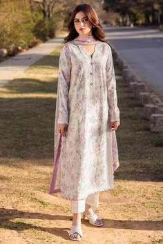 Pakistani Lawn Suits Design, Lawn Design, Desi Fits, Pakistani Lawn Suits, Desi Outfits, Lawn Dress, Desi Clothes, Simple Pakistani Dresses, Embroidered Sleeves