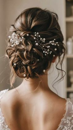 a woman wearing a bridal hair comb with flowers in it's bunt