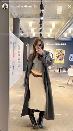 Nyc Outfits 2023, Green V Neck Sweater, Coat Outfit, Mode Inspo, 가을 패션, Fall Winter Outfits, Fashion Killa, Look Cool, Skirt Outfits