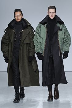 Layering styles straight from the catwalk. #menswear #fashion Man Coat, Fall Layering, Fall Winter Collection, Layered Fashion, Mens Fashion Fall, Looks Street Style, Thrift Fashion, Future Fashion