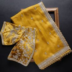 Plain Saree With Heavy Blouse, Yellow Sarees, Bride Sarees, Latest Blouses, Saree Accessories, Haldi Outfits, Cotton Blouse Design