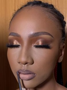 Bronze Eyeshadow Looks Black Women, Smoky Brown Eye Makeup Black Woman, Graduation Makeup Dark Skin, Soft Glam Makeup Black Women Dark Skin Gold, Makeup Looks For All Black Outfit, Brown Eyeshadow Black Women, Gold Soft Glam Makeup Black Women, Gold Eyeshadow Black Women, Pageant Makeup Black Women