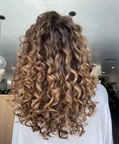 Let’s dive into the world of hair trends, where one style has taken the globe by storm – balayage. To really get what blonde balayage on dark, Dark Curly Hair locks is all about, you’ve got to understand the nitty-gritty of balayage itself. Picture this: a French term that translates to “to sweep.” Now, what... Balayage Curls Natural, French Balayage Hair, Highlights On Light Brown Hair Curly, Curly Blonde Brown Hair, Brunette Hair With Babylights Highlights, Natural Curl Balayage, Brunette Curls With Highlights, Balayage On Brown Curly Hair, Blonde Balayage On Brown Hair Curly