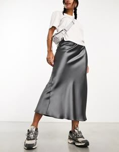 Faldas de New Look Estilos para la mitad inferior Diseño liso Talle alto Corte estándar Gray Satin Skirt Outfit, Satin Midi Skirt Outfits, Gray Skirt Outfit, Asos Outfit, Satin Outfit, Midi Outfits