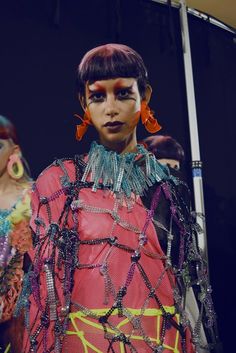 Queer Fashion Tomboys, Androgynous Girls, Gender Neutral Fashion, Rocker Outfit, Crystal Fringe, 2018 Runway, Emo Dresses