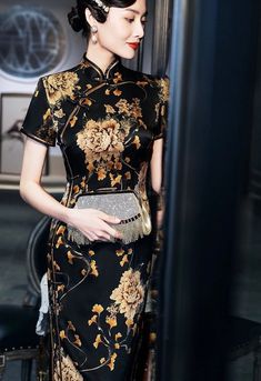 19 mome mulberry silk, floral pattern, black and gold Qipao#qipaodress #chinesedress#cheongsamdress Black Cheongsam, 60s Cocktail Dress, Qipao Pattern, Qipao Wedding, Red Qipao, Cheongsam Modern, Modern Qipao, Chinese Cheongsam, Washing Powder