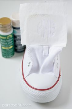 How to monogram your converse! Clothes For Teens, Diy Fashion Trends, Chuck Taylor Converse, Polka Dot Chair, Diy Fashion Projects, Diy Monogram