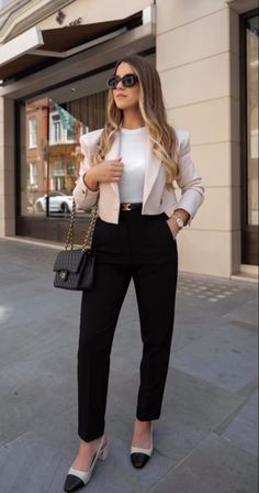 Fashion Makeover, Career Outfits, Lawyer Outfit, Stylish Work Attire, Business Casual Outfits For Work, Stil Elegant, Elegante Casual, Classy Work Outfits, Stylish Work Outfits