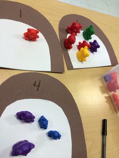 four different colored bears are on the paper and placed next to each other in circles