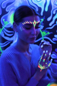 Glow Halloween Costume, Neon Party Face Paint Ideas, Uv Body Art, Black Light Makeup Ideas, Neon Face Painting