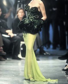 Thierry Mugler f/w1993 90s Thierry Mugler, Mugler 90s Runway, Thierry Mugler 90s, Dresses Reference, Vintage Mugler, Mugler Dress, Fire Outfits, Fashion 1920s, Carpet Outfits