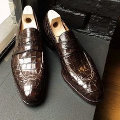 Introducing our Men's Alligator Shoes, the perfect blend of sophistication and style. These Men's Crocodile Patterned Dress Shoes Moccasins are crafted with the finest quality leather, ensuring durability and comfort for all-day wear.  Made with genuine leather, the upper features an exquisite crocodile pattern that adds a touch of luxury to your ensemble. The soft calf leather lining provides a plush feel against your skin, while the genuine leather sole and heel offer excellent traction and stability. Designed for convenience, these shoes are slip-ons, allowing for easy on and off. Each pair is meticulously hand-stitched, showcasing the exceptional craftsmanship and attention to detail that goes into creating these remarkable shoes. Whether you're attending a formal event or simply want Alligator Dress Shoes, Alligator Shoes, 2025 Fashion, Dress Suits For Men, Best Shoes For Men, Leather Loafer Shoes, Mens Fashion Classic, Crocodile Pattern, Patterned Dress