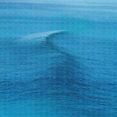 an ocean wave is seen in this image