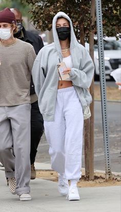 Celebrities Airport Style, Celebrity Sweatpants Outfit, Sweats Street Style, Hailey Bieber Sweatpants, Oversized Sweatpants Outfit, Celebrity Street Style Winter, Sweatpants Street Style, Comfy Street Style, White Hoodie Outfit