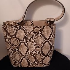 Snake Print Bag With Top Handles And Shoulder Straps Chic Tan Bucket Bag, Tan Bucket Shoulder Bag With Adjustable Strap, Tan Bucket Bag With Adjustable Strap, Snake Print Bag, Black Tan, Snake Print, Black And Tan, Shoulder Straps, Crossbody Bags