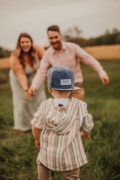 Blur out parents with toddler walking toward them , focused on the toddler , spring setting in field Outdoor Toddler Photoshoot, Toddler Photoshoot Boy, Family Photo With Toddler, Toddler Outdoor Photoshoot, Toddler Boy Photo Shoot Ideas, Toddler Boy Photoshoot, Family Photos Spring, Walsh Family, Spring Family Photos