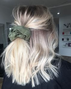 Who knew a scrunchie could look so good 👱🏽♀ #90s #hairstyle #scrunchie #updo #messyhair #messybunandgettingstuffdone #halfuphalfdown #hairstyle #sundays #inspo #savethepeople Hairstyle Scrunchie, Balayage Hair Blonde Short, Hair Halo, Balayage Blond, Blond Balayage, Halo Hair Extensions, Velvet Scrunchie, Halo Hair, Short Hair Balayage