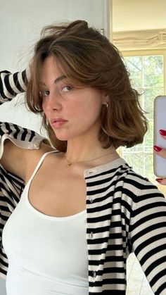 Bob Haircut Fine Hair Round Face, Wavy Hair Above Shoulders, Hair Cut Layers Short, Short To Mid Length Hair With Layers, Shoulder Length Brunette Hair Straight, Short Brown Hair With Curtain Bangs Wavy, Spring Haircuts Medium, Short Side Bangs Short Hair, Mid Neck Length Hair With Layers