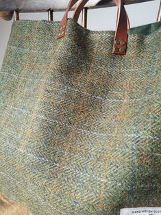 Steph Harris Tweed Bag - Etsy.de Harris Tweed Bag, Tweed Handbag, Tweed Bag, Diy Bags Purses, Diy Bags, Harris Tweed, Leather Handles, Bags Purses, Green Velvet