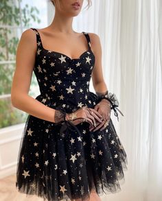 Immerse yourself in the night sky in our dazzling mini dress. Made of tulle fabric, dipped in a pool of glittering stars, the dress features balconette neckline & a corset with built-in pads and boning. Pair it with delicate matching tulle gloves for an extra bit of glamour and dance the night away! Mini Prom Dresses, Tulle Homecoming Dress, Evening Party Gowns, Ball Gowns Evening, Short Homecoming Dress, Short Prom Dress, Short Prom, Dress Spaghetti, Tulle Prom Dress