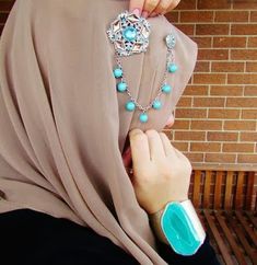 hijab accessories style New Hijab, Niqab Fashion, Stylish Hijab, Hijab Pins, Headpiece Jewelry, Safety Pin Earrings