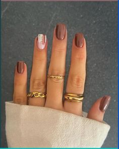 Today we are sharing simple flower nail designs to help you easily transform your nails for the spring season. Engagement Nails, Brown Nails Design, Nagellack Trends, Simple Fall Nails, September Nails, Fall Manicure