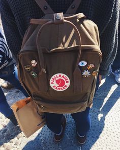 Decorated Backpack, Mochila Fjallraven Kanken, Cute Backpacks For School, Chanel No5, Backpack Fjallraven, Fjällräven Kånken, Aesthetic Backpack, School Accessories, Cute Backpacks