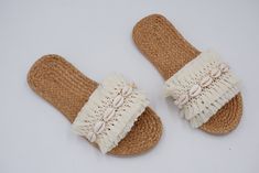 Sandales de plage conçues par NORNOR pour l'été des femmes ou un enterrement de vie de jeune fille Chaussures confortables pour femmes fabriquées à la main en jacinthe d'eau. Une variété adaptée aux plages d'été, à l'extérieur, à la plage, aux clubs, aux voyages, aux cadeaux de demoiselle d'honneur et à la semelle intérieure texturée douce qui masse doucement vos pieds pendant que vous marchez Matériau : jacinthe d'eau La sandale a une finition vernis brillant pour un beau look. Si vous ne voule Beige Slip-on Slippers For Beach, Beige Slip-on Beach Slippers, Flat Natural Espadrilles For Beach, Closed Toe Slippers For Beach Season, Beige Closed Toe Slippers For Vacation, Bohemian Slip-on Summer Flip Flops, Closed Toe Slippers For Beach Vacation, Natural Color Slip-on Slippers For Vacation, Beige Closed Toe Slippers For Beach