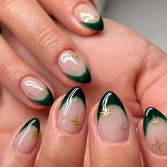 gel nails, Green, Gold stars  . . . . . . #green #nails #gelnails #gelpolish #nailart #naildesign #girl #aesthetic #unhas #unhasdegel #esmalte #verde #manicure Green Biab Nail Design, Cute Nail Ideas For Graduation, Green Gold Manicure, Green Gold Star Nails, Emerald Green Nail Inspo Almond, Green Nails With Gold Stars, Graduation Nails Green, Green Graduation Nails