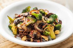 Broccoli and Mushroom Stir-Fry | Quick & Easy Recipes Broccoli And Mushroom Stir Fry, Mushrooms And Broccoli, Broccoli And Mushrooms, Broccoli Mushroom, Stir Fry Recipes Healthy, Pizza Vegana, Vegan Stir Fry, Mushroom Stir Fry, Healthy Stir Fry