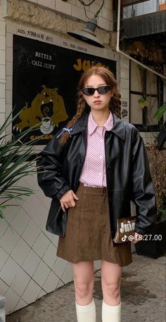 Pose 28, Tokyo Outfits, Japan Fits, Clueless Outfits, Pics Inspo, Nice Clothes, Fashion Photography Inspiration, How To Pose