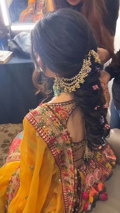 Messy Braided Hairstyles, Mehndi Hairstyles, Bridal Hairstyle Indian Wedding, Hair Style On Saree, Engagement Hairstyles, Bridal Braids, Traditional Hairstyle, Messy Braids, Bridal Hair Buns