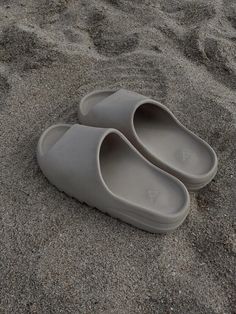 Slate Grey Yeezy Slides, Yeezy Slide Slate Grey, Grey Yeezy Slides Outfit, Yeezy Slides Aesthetic, Slippers Yeezy, Grey Yeezy Slides, Yeezy Slides Outfit, Jordan 4 Travis Scott, Grey Yeezy