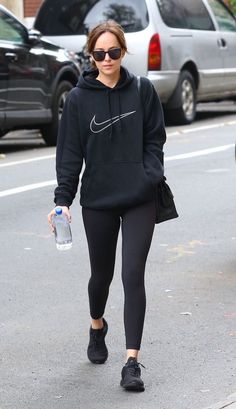 運動風 Airport Attire, Black Cotton Leggings, Dakota Johnson Style, Tennis Shoes Outfit, Robes Vintage, Cute Workout Outfits, Athleisure Trend, Legging Outfits