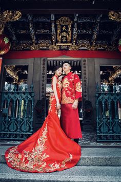 Chinese Prenup Shoot, Tinghun Gown, Gardens Photoshoot, Chinese Wedding Photos, Taiwan Wedding, Temple Wedding Photography, Wedding Chinese, Prewedding Ideas, Wedding Cheongsam