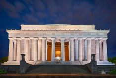 the lincoln memorial is lit up at night