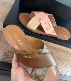 Coach Sandals Outfit, Sandal Hermes, Mexican Shoes, Coach Sandals, Trendy Shoes Sneakers, Kicks Shoes, Shoes Heels Classy