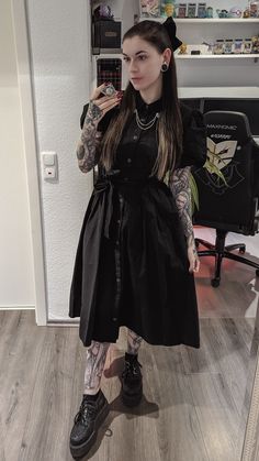 Preppy Gothic Outfits, Black Dress Over White Shirt, Dr Martens Office Outfit, Alternative Teacher Outfits, Casual Alt Outfits, Nugoth Outfits, Simple Goth Outfits, Chic Edgy Outfits, Goth Teacher