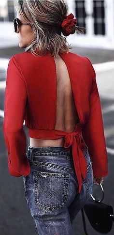 Red + open back. Walking Down The Street, Red Crop Top, Red Top, Look Chic, Outfits Casuales, Cropped Jeans