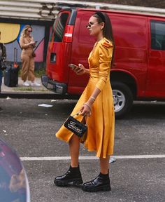 Danielle Bernstein on Instagram: “Talking shop pre-show in @jonathansimkhai • with my love @tezza who continues to inspire me every day 💛 photos by @atg_photo” Nyfw Outfits, Fall Fashion Accessories, Mango Sorbet, Chunky Ankle Boots, Fall Trends Outfits, Ny Fashion, Fall Dress, Influencers Fashion