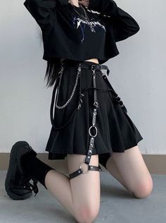 Leg Harness Outfit Skirt, Outfits With Harness, Leg Harness Outfit, Harness Outfit Casual, Harness Outfits, Leather Harness Outfit, Fashion Harness, Stil Emo, Harness Outfit