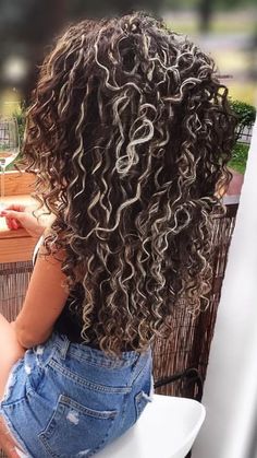 Ombre Curly Hair, Blond Ombre, Mixed Curly Hair, Ombre Hair Blonde, Curly Hair Inspiration, Curly Hair With Bangs